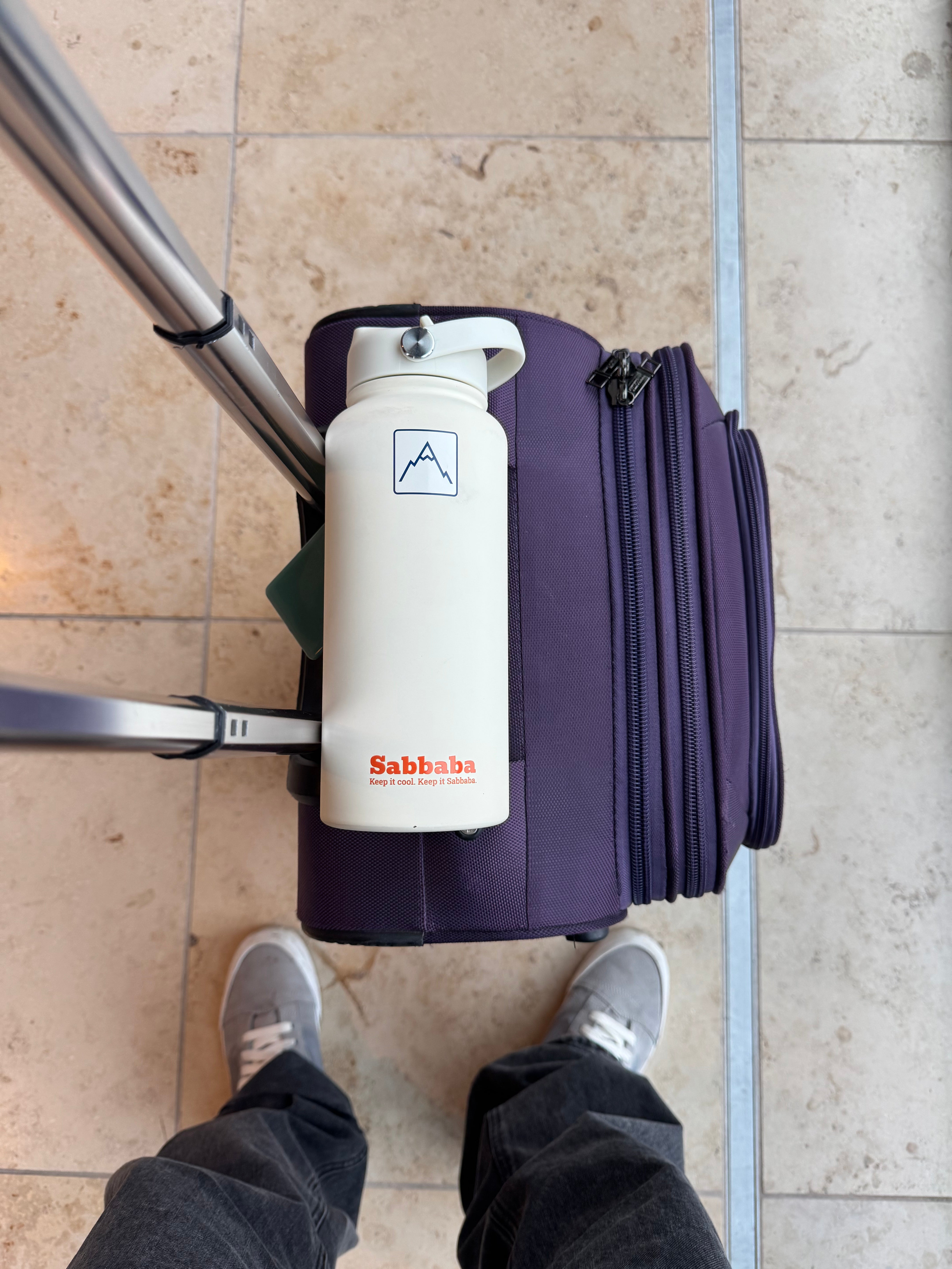 לפני ואחרי: ההבדל בין בקבוק שתייה רגיל לבקבוק עם ציפוי קרמי